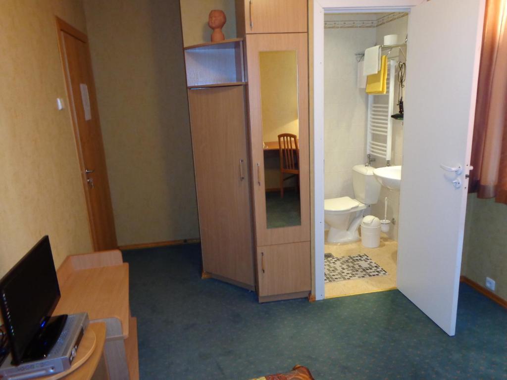 Single Room,217479113:JPEG
